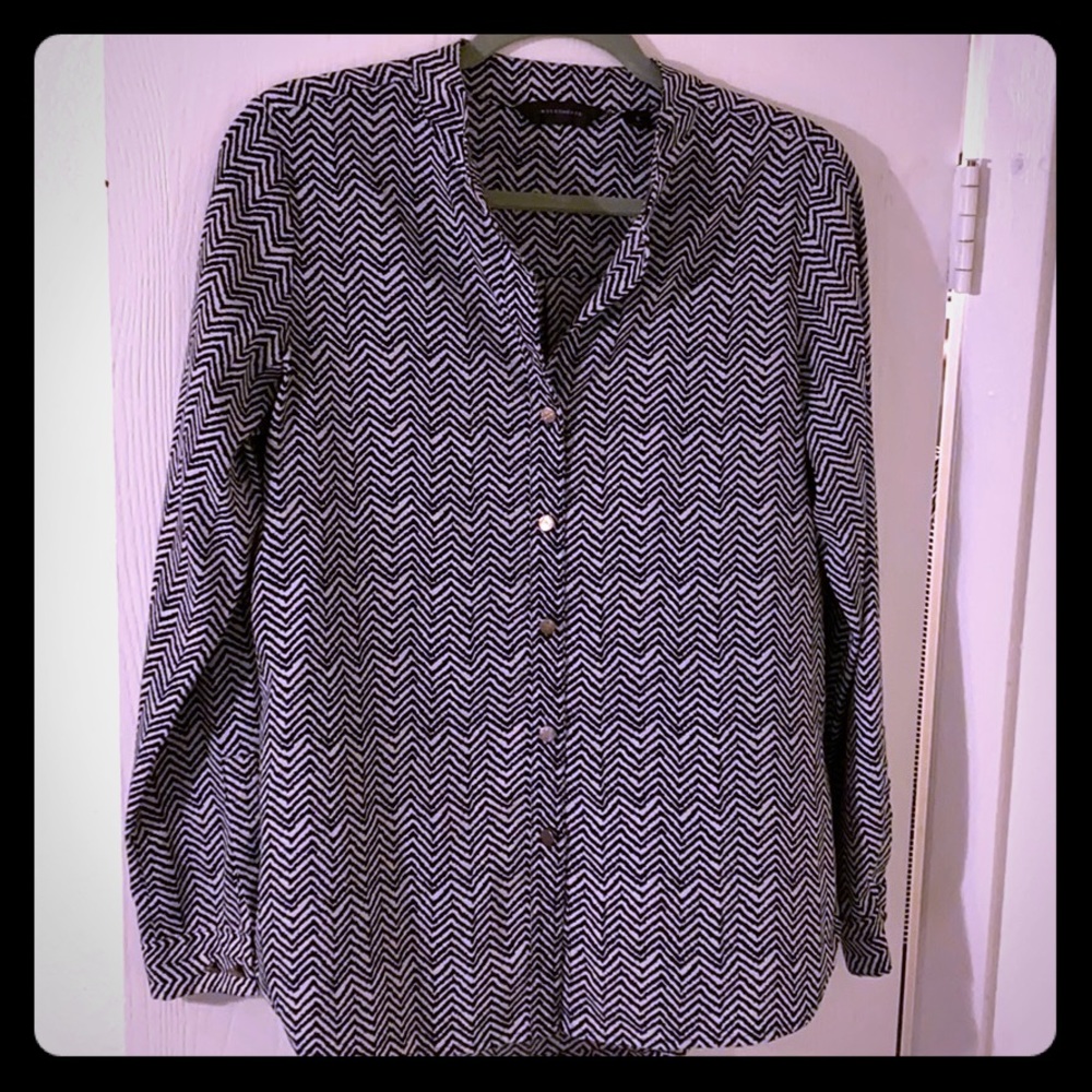 ✨Light Blouse w/ pretty buttons!